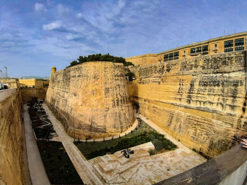 Valletta: Self-Guided Historical Walking Tour (Audio Guide) - St. George’s Square and the Grand Master’s Palace