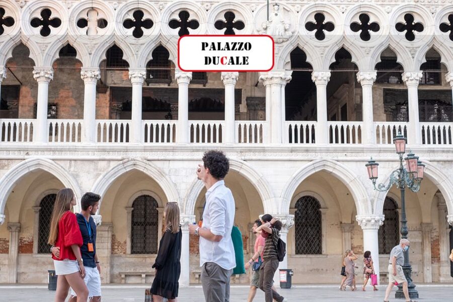 Venice: City Center Historical Guided Walking Tour - The VR gallery and Venice through time