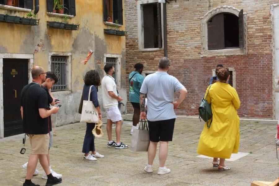Venice: San Marco to Rialto Walk & Spritz Like a Local - Adding the gondola ride
