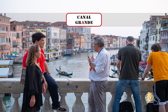 Venice: San Marco to Rialto Walking Tour & Spritz Like a Local - From grand squares to ordinary Venetian space