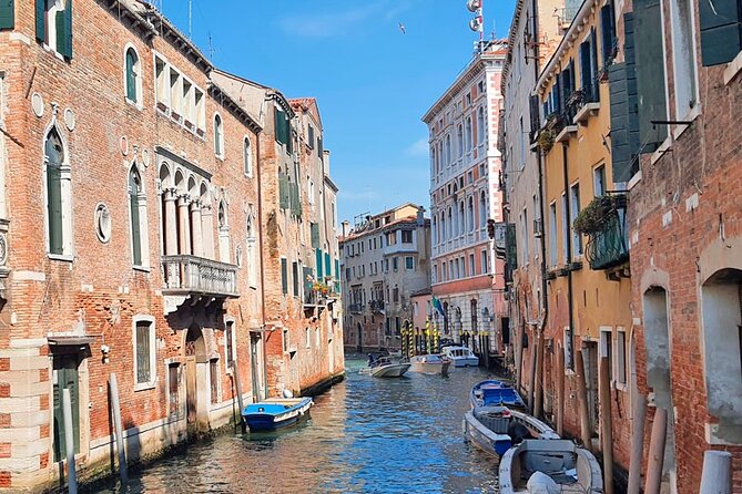 Venice Sightseeing Small Group Walking Tour with a Local Guide - Rialto Bridge and the former trading center