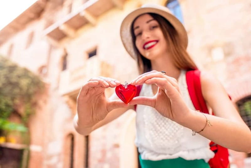 Verona: Romeo and Juliet Guided Walking Tour - Via Mazzini and the shift from grand square to old lanes