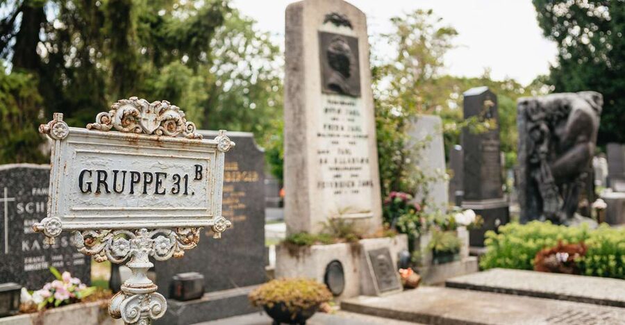 Vienna: Vienna Central Cemetery Guided Walking Tour - Starting the walk through the 1874 grounds