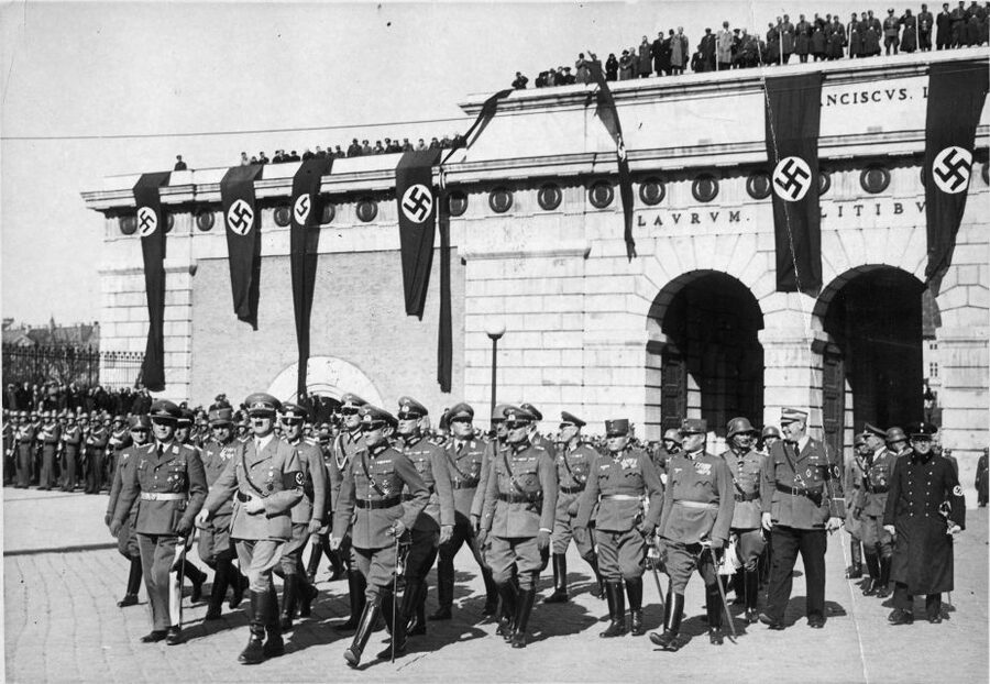 Vienna: World War II Historical Walking Tour - Seeing the scars left by more than 100,000 bombs