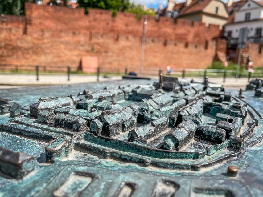Warsaw: Old Town Highlights Walking Tour in English - What the two and a half hours feel like
